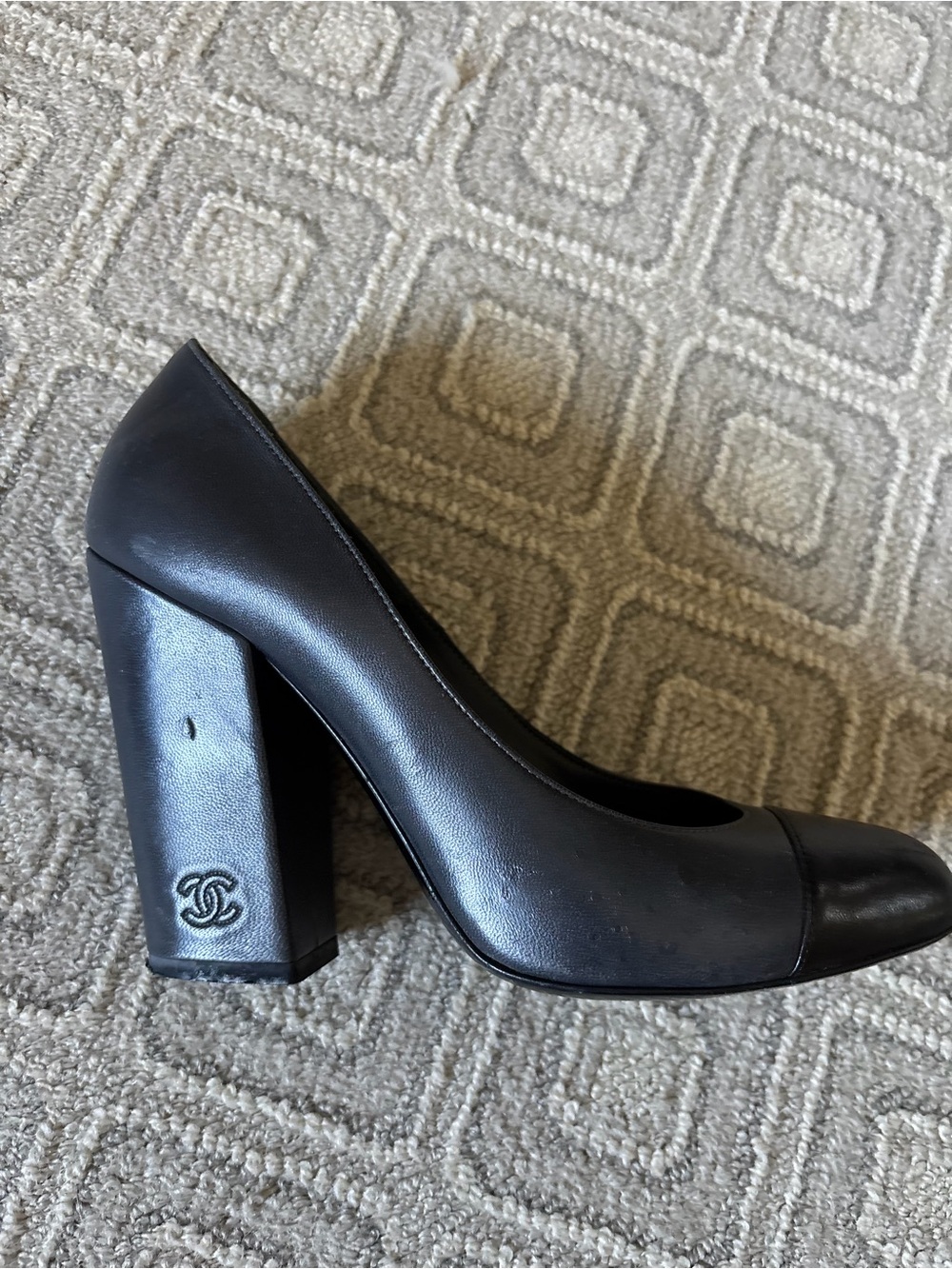 Chanel Black Leather Cap-Toe Pumps – Size 39 - Picture 4 of 4